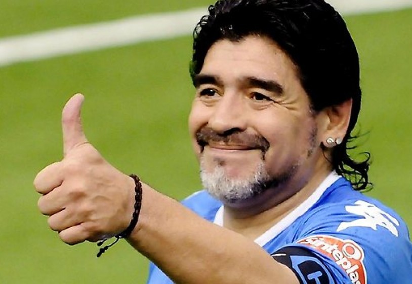 Diego Maradona felice per il titolo d'inverno. 