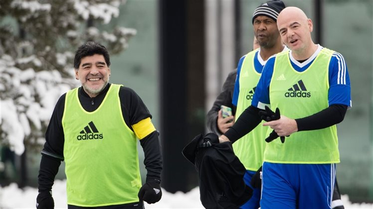 Maradona: «De Laurentiis vuole vincere! I giocatori del Napoli devono seguire Sarri...»