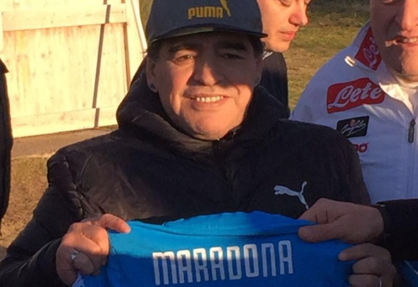 Napoli, noto imprenditore ruba la maglia dellArgentina di Maradona: denunciato