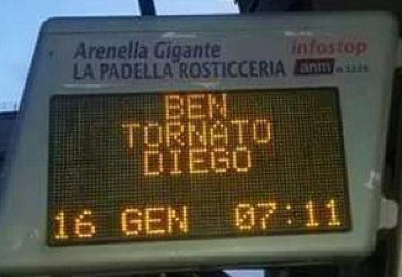 Napoli tappezzata di 'Bentornato Diego' sui bus Anm