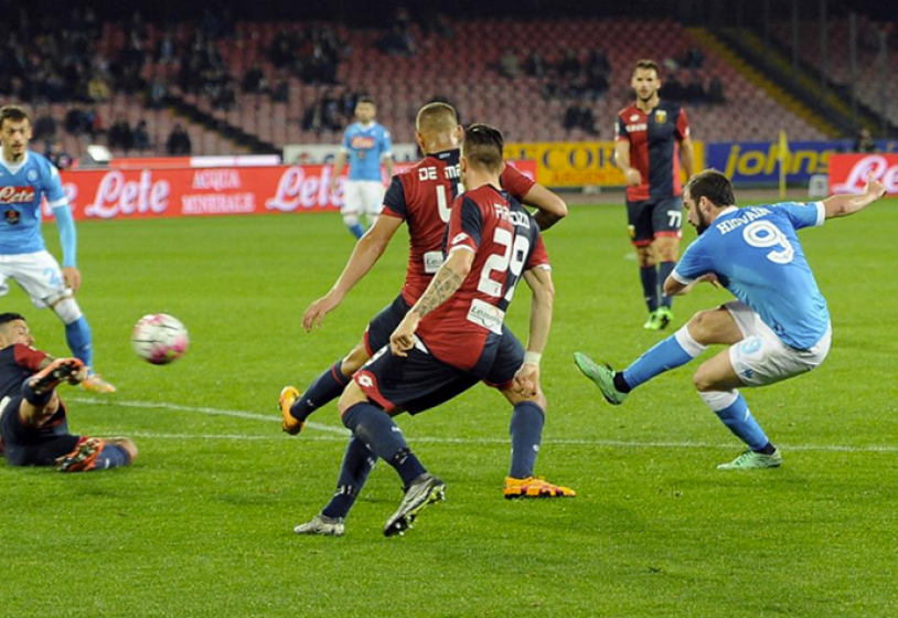Napoli, pazzesco Higuain: con 29 gol eguaglia il primato di Cavani nella storia azzurra