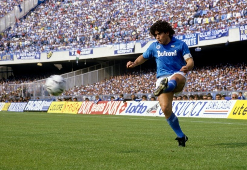 Maradona quando sfidò da avversario il Napoli trent'anni fa al San Paolo