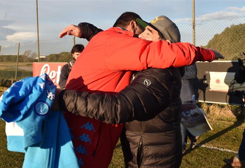 SIPARIETTO MARADONA-SARRI, Il pibe scherza con il tecnico del Napoli