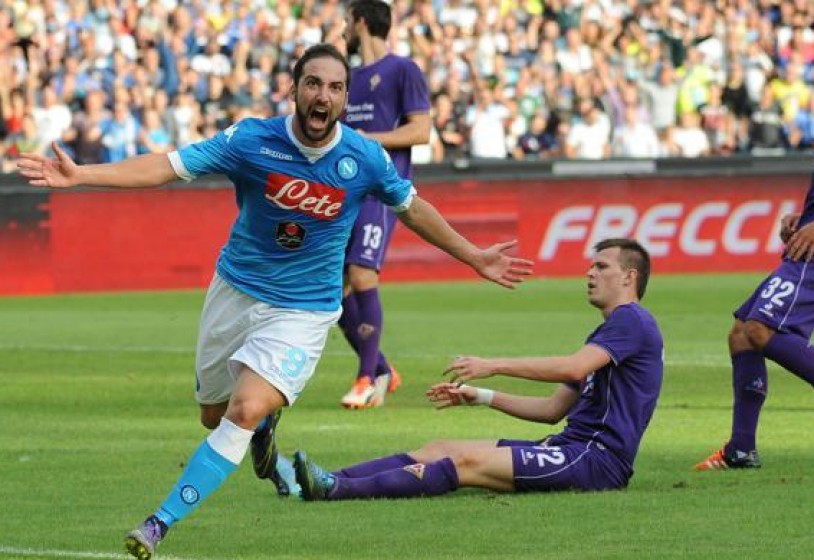 Napoli, la vittoria non ritorna: 1-1 a Firenze, Higuain risponde ad Alonso. La Juve si allontana