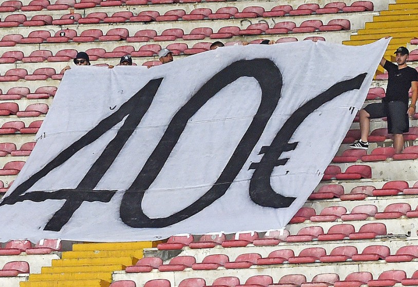 Protesta dei tifosi a Napoli contro il caro biglietti allo stadio