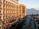 Napoli, 300 tifosi e trombe sotto l'albergo del Milan Balo reagisce: gestaccio